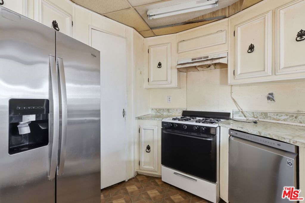 Image 8 of property listing at 2601 E Victoria Street 99, Compton, CA 90220