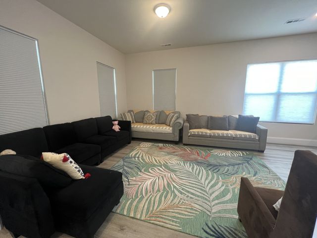 145 Oasis Dr, La Vergne, TN 37086