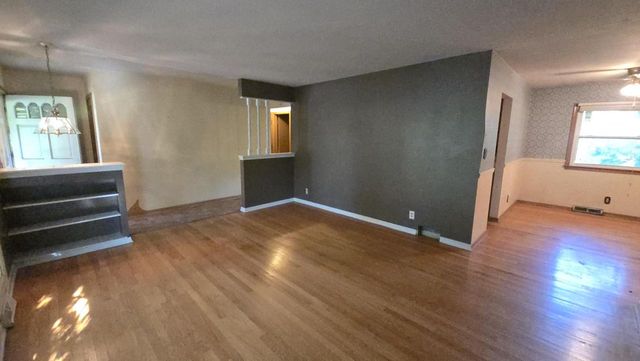 21670 Clarion LANE, Waukesha, WI 53186