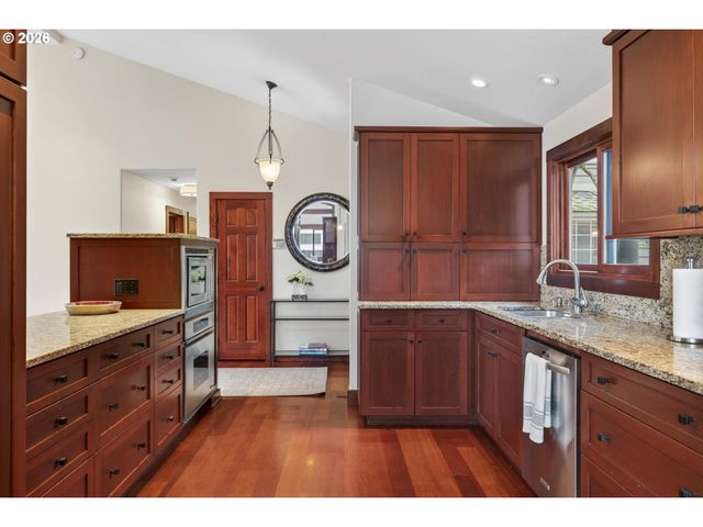 17907 CARDINAL Dr, Lake Oswego, OR 97034