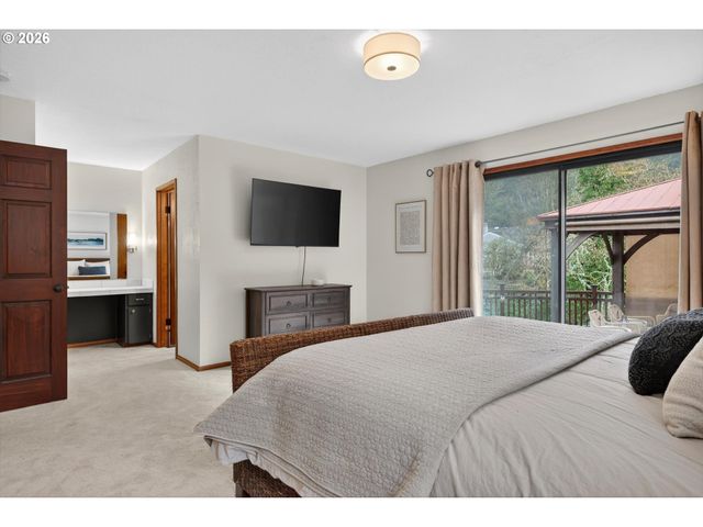 17907 CARDINAL Dr, Lake Oswego, OR 97034