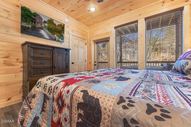 1110 Rocky Creek Way, Pigeon Forge, TN 37863