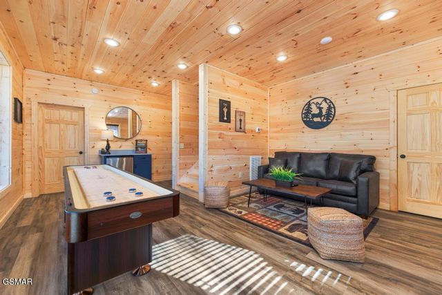 1110 Rocky Creek Way, Pigeon Forge, TN 37863