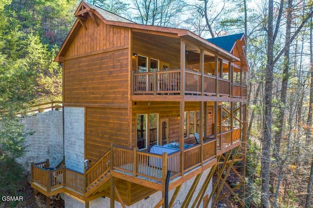1110 Rocky Creek Way, Pigeon Forge, TN 37863