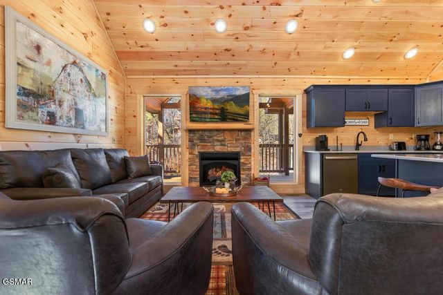 1110 Rocky Creek Way, Pigeon Forge, TN 37863