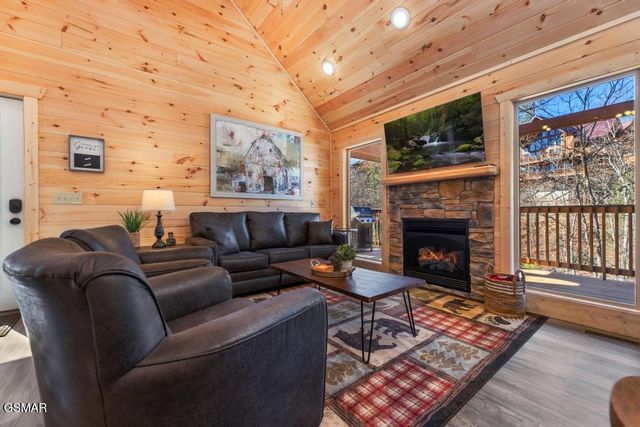 1110 Rocky Creek Way, Pigeon Forge, TN 37863