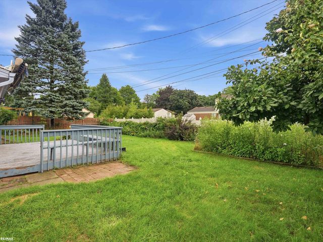 8744 Leslie Drive, Sterling Heights, MI 48314