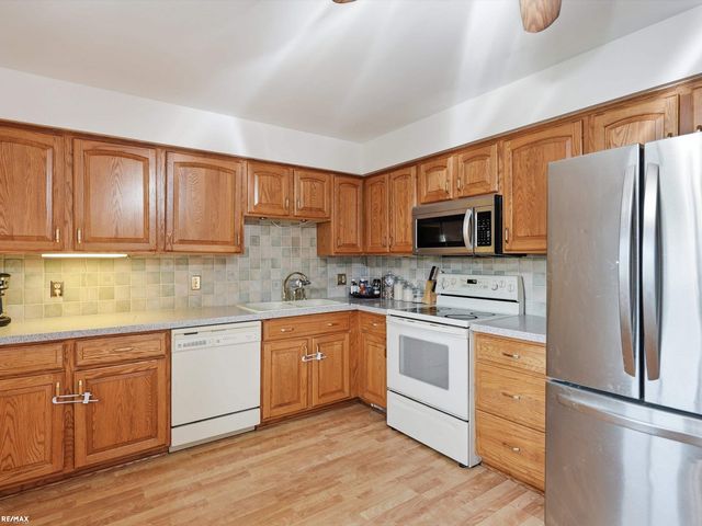 8744 Leslie Drive, Sterling Heights, MI 48314