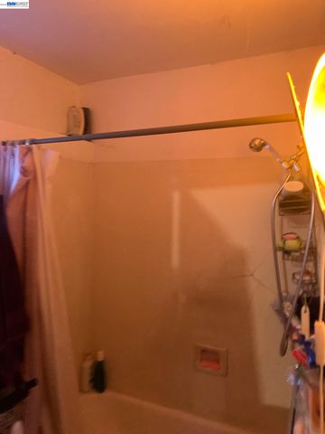 7333 Lockwood St, Oakland, CA 94621