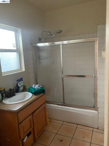 7333 Lockwood St, Oakland, CA 94621