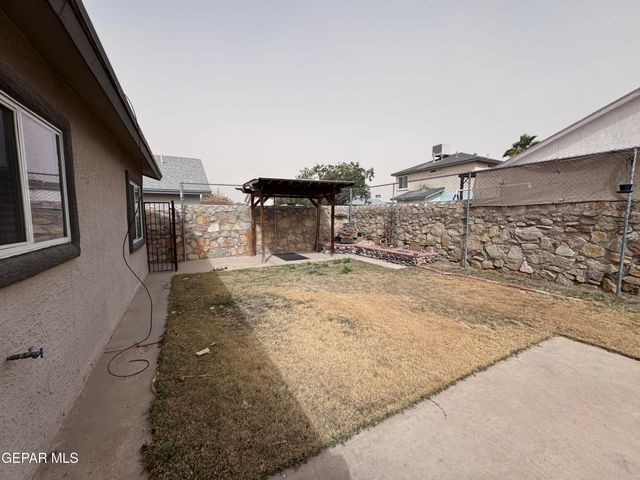 10277 Valle Suave Drive, Socorro, TX 79927
