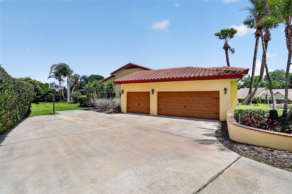 Image 8 of property listing at 5965 PIER PLACE DRIVE, Lakeland, FL 33813