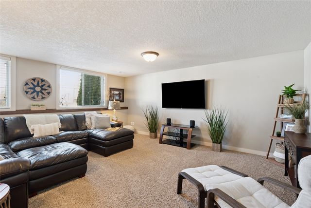 1022 NW Reinhart Drive, Ankeny, IA 50023