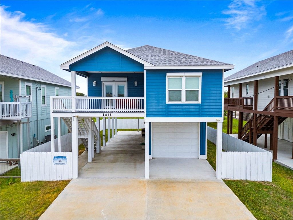 1011 S Live Oak St, Rockport, TX 78382 — exterior