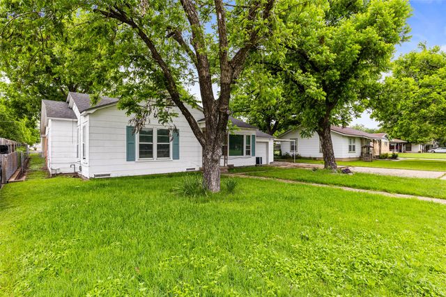 2700 Briarwood Lane, Bellmead, TX 76705