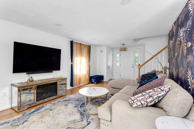 49 Palomino Dr, Franklin, MA 02038