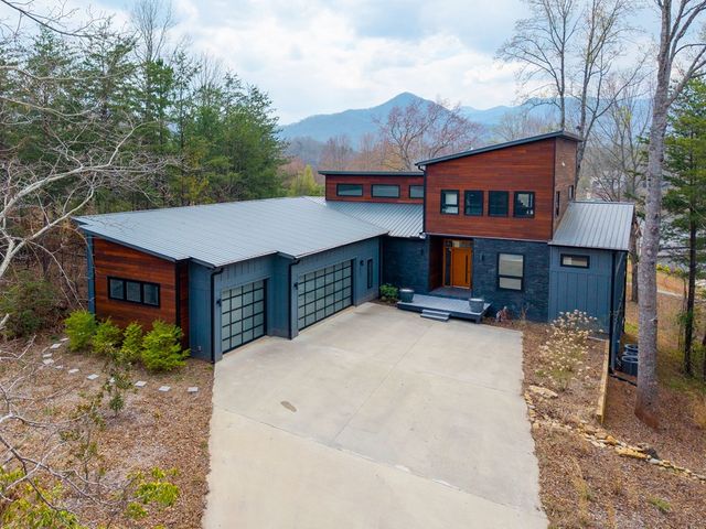 23 Lake Trail W, Hiawassee, GA 30546