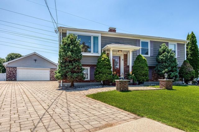 21 Cardosi Ct, Pawtucket, RI 02861