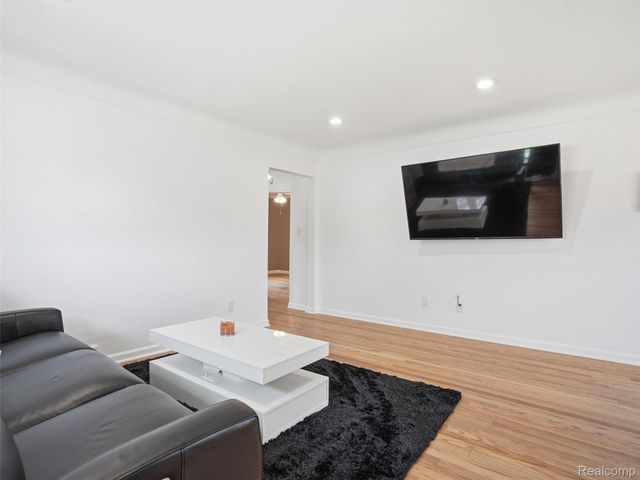 22125 Love Street, St. Clair Shores, MI 48082