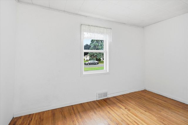 4040 Adair Avenue N, Robbinsdale, MN 55422