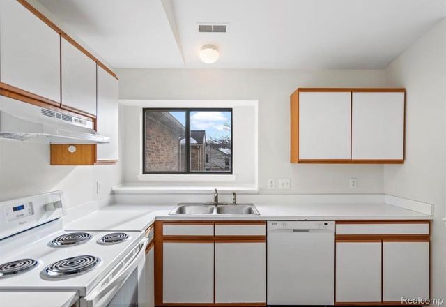 42740 Lilley Pointe Drive, Canton Charter Township, MI 48187