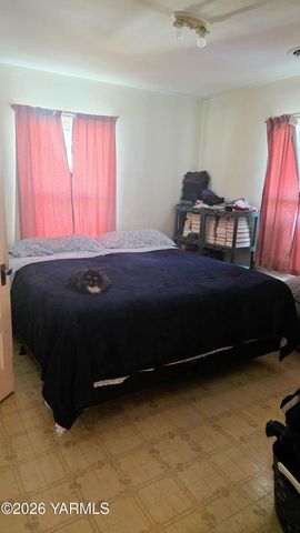 712 S 12th Ave, Yakima, WA 98902