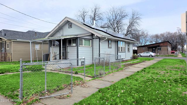 712 S 12th Ave, Yakima, WA 98902
