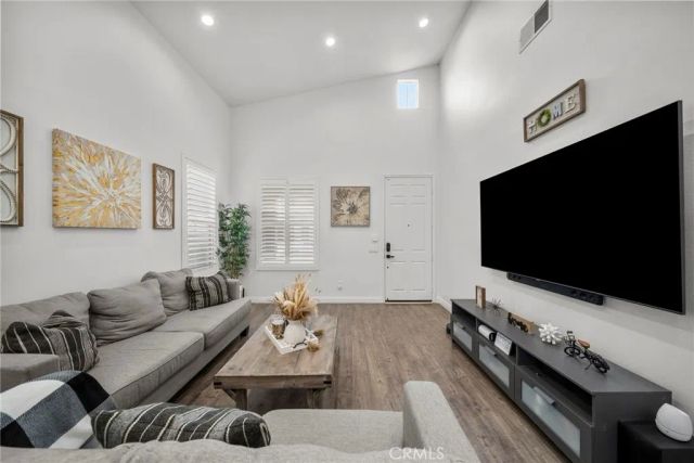28341 Willow Court, Saugus, CA 91350