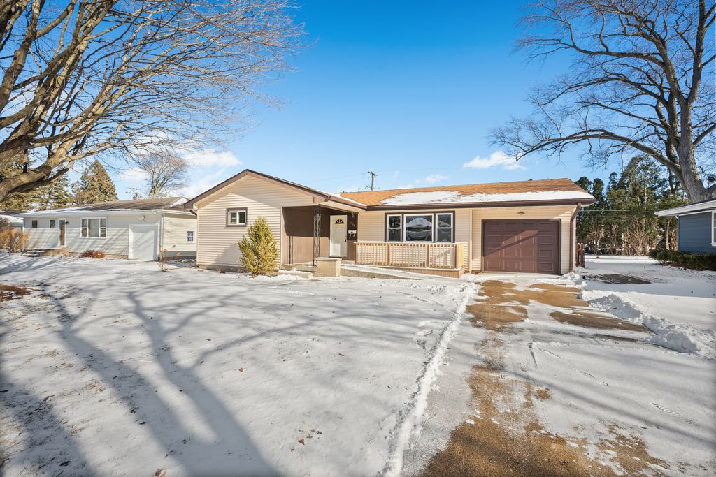 1118 HOLMES Place, Dekalb, IL 60115