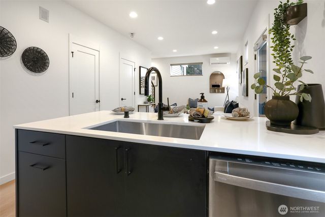 10344 Wallingford Avenue N, Seattle, WA 98133