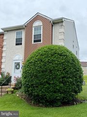428 CEDARCREST LN #8, Upper Chichester, PA 19014