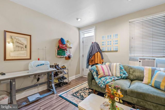 1037 CREASE ST, Philadelphia, PA 19125