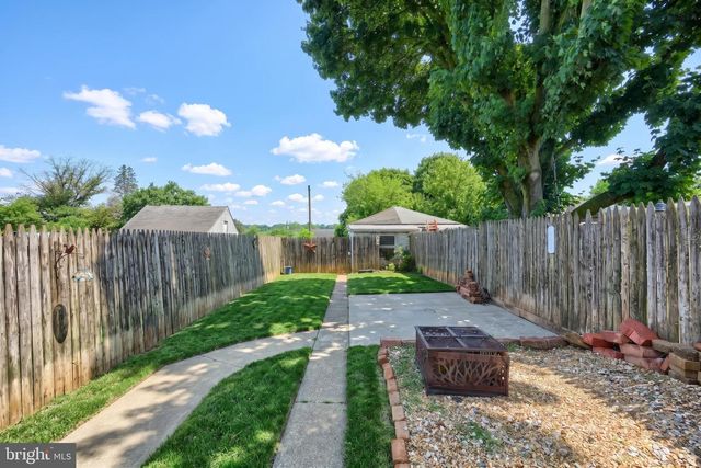229 W HIGH ST, Red Lion, PA 17356