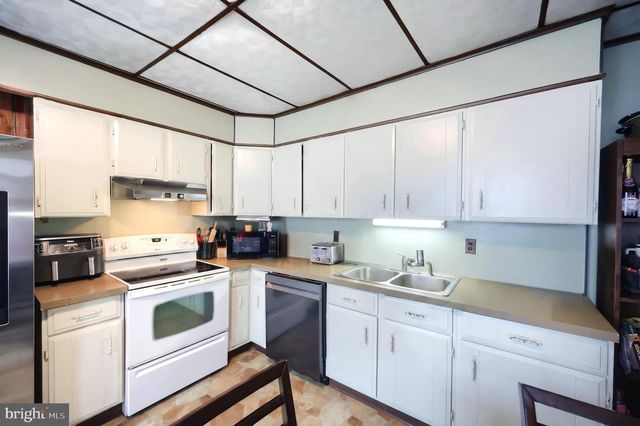 229 W HIGH ST, Red Lion, PA 17356