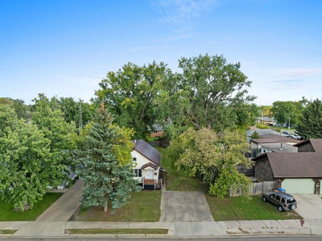1537 6th Street SW, Minot, ND 58701