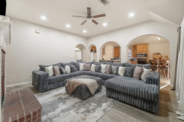 519 Delores Drive, Grand Prairie, TX 75052