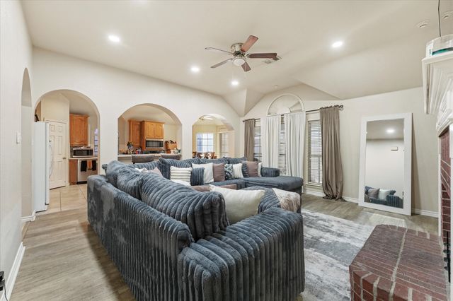 519 Delores Drive, Grand Prairie, TX 75052