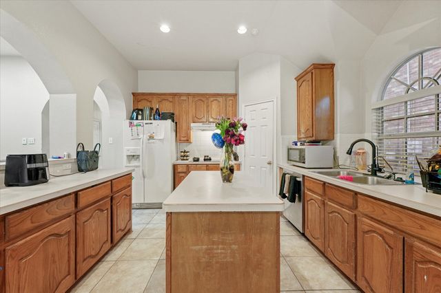 519 Delores Drive, Grand Prairie, TX 75052