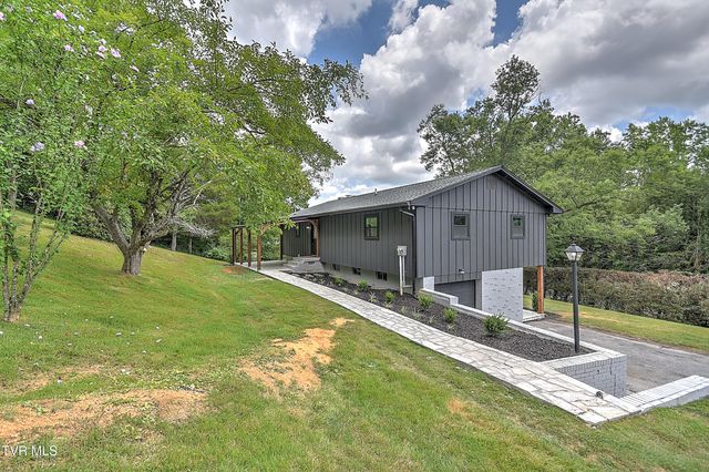 1091 Long Crescent Dr Drive, Bristol, VA 24201
