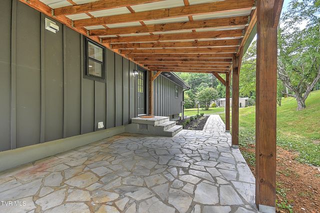 1091 Long Crescent Dr Drive, Bristol, VA 24201