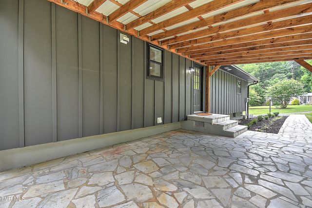 1091 Long Crescent Dr Drive, Bristol, VA 24201