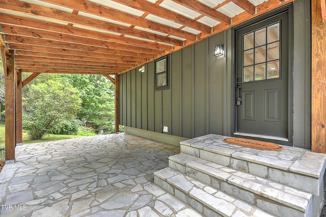 1091 Long Crescent Dr Drive, Bristol, VA 24201