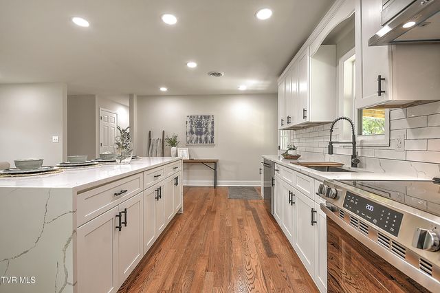 1091 Long Crescent Dr Drive, Bristol, VA 24201