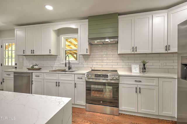 1091 Long Crescent Dr Drive, Bristol, VA 24201