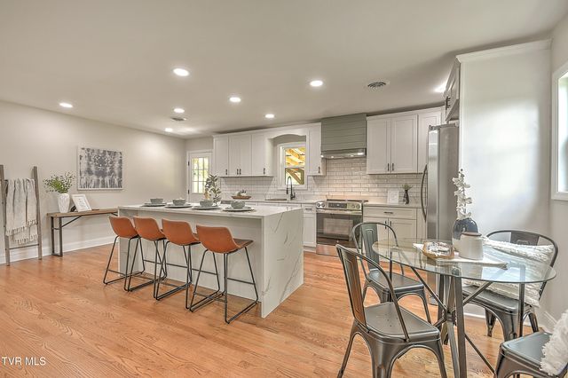 1091 Long Crescent Dr Drive, Bristol, VA 24201