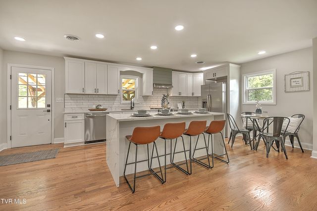 1091 Long Crescent Dr Drive, Bristol, VA 24201