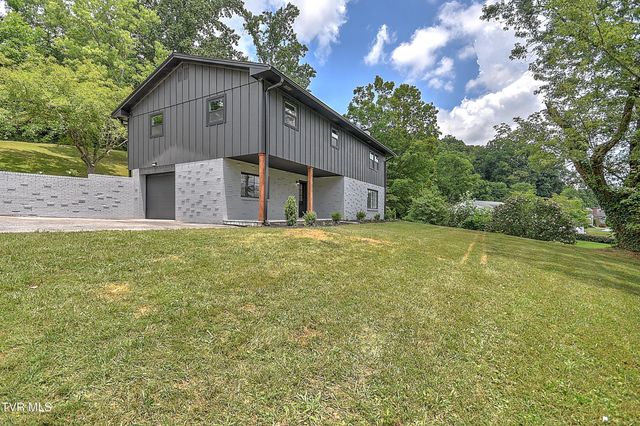 1091 Long Crescent Dr Drive, Bristol, VA 24201