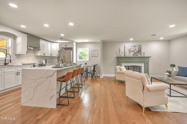 1091 Long Crescent Dr Drive, Bristol, VA 24201