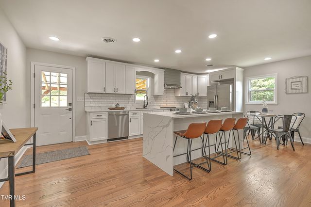 1091 Long Crescent Dr Drive, Bristol, VA 24201
