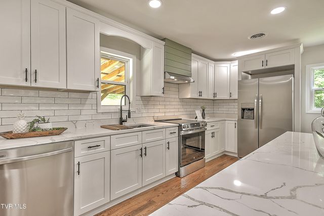 1091 Long Crescent Dr Drive, Bristol, VA 24201